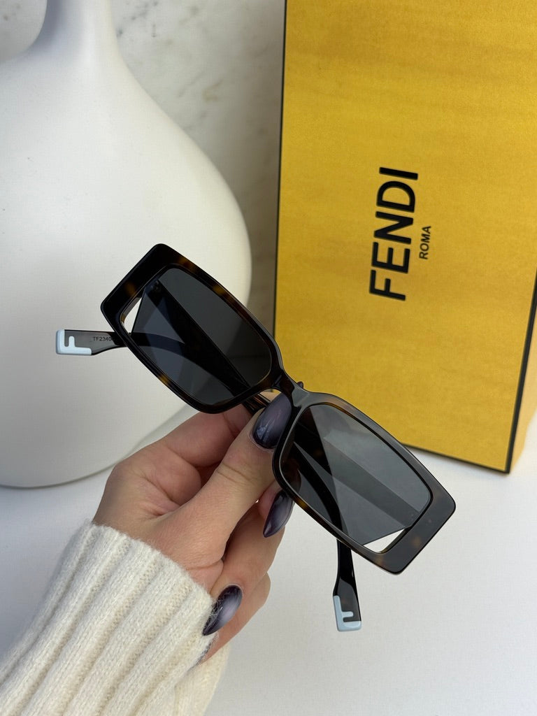 Fendi FE40040U Gafas de sol redondas negras con espejo 