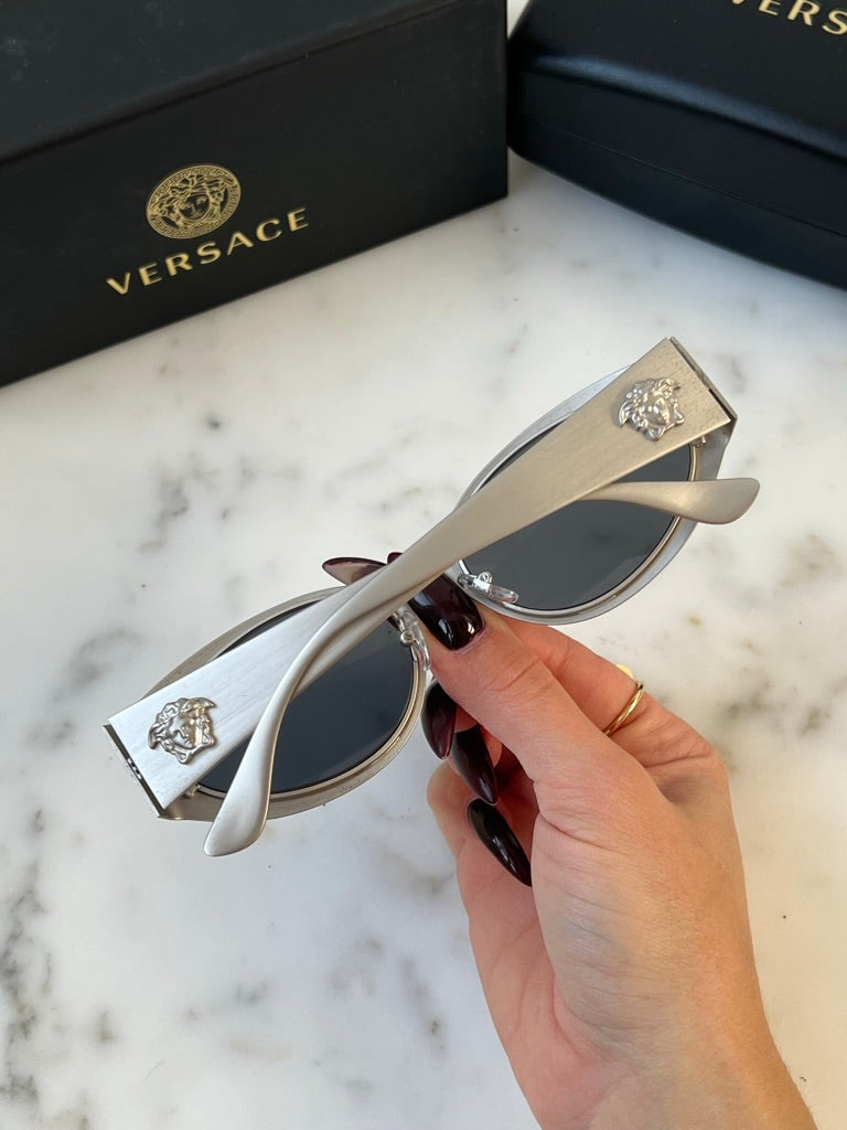 Versace Gafas de sol de metal VE2263 en plateado