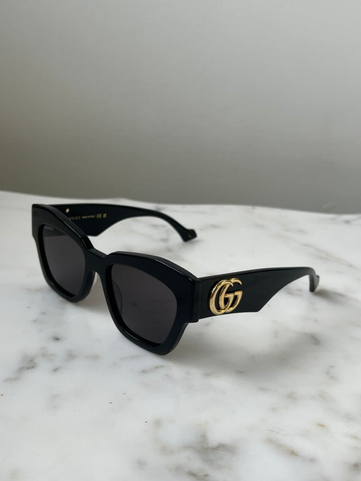 Gafas de sol estilo ojo de gato con montura gruesa Gucci GG1422S en negro 