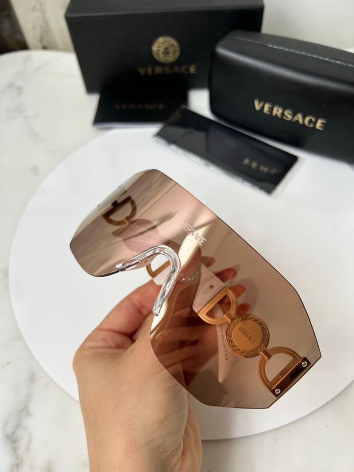 Versace Gafas de sol VE2258 Shield en espejo dorado rosa