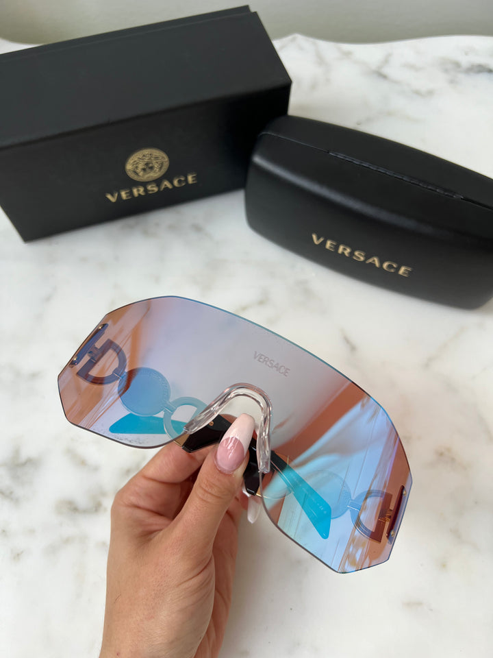 Versace Gafas de sol VE2258 Shield en espejo azul rosa