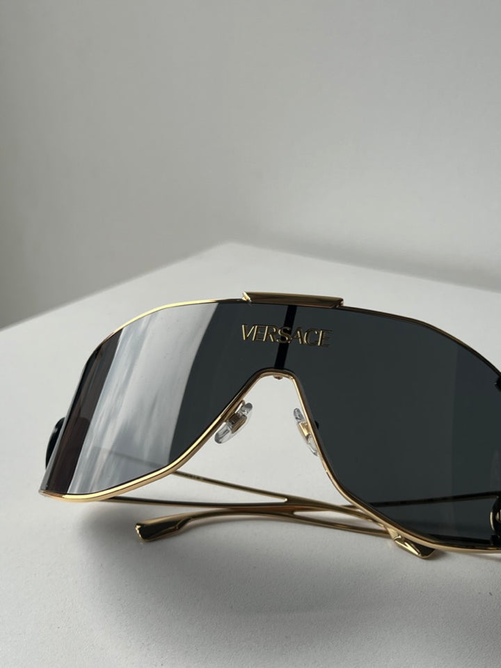 Versace Gafas de sol con escudo VE2258 en negro