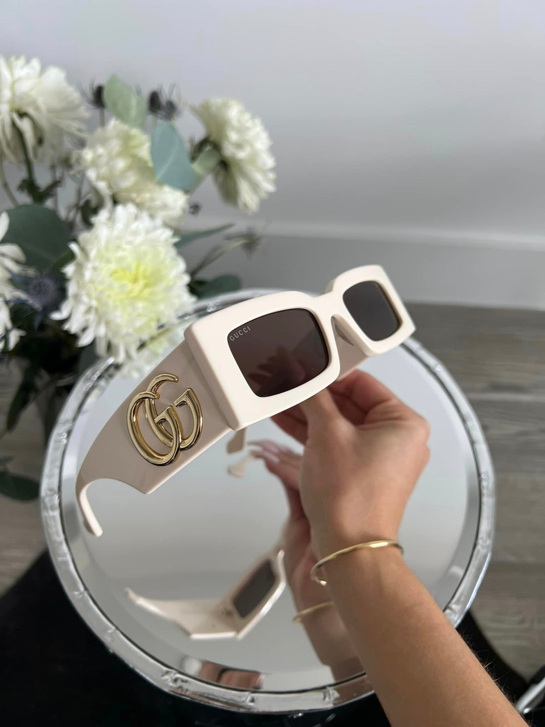 Gafas de sol rectangulares con borde grueso Gucci GG1425S en marfil 