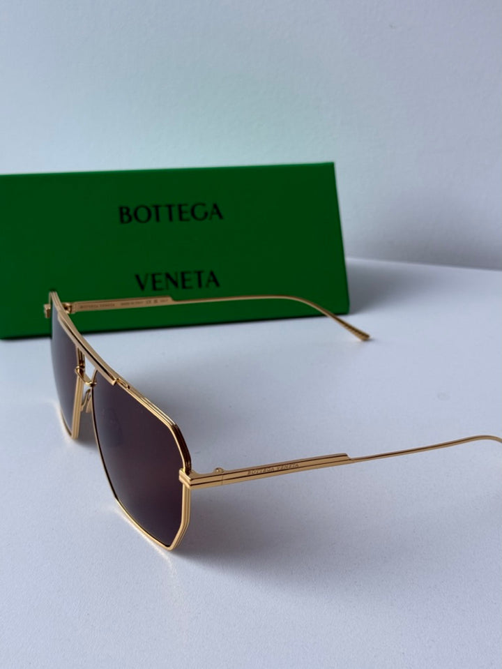 Bottega Veneta BV1012S Gafas de sol estilo aviador minimalistas con lentes marrones