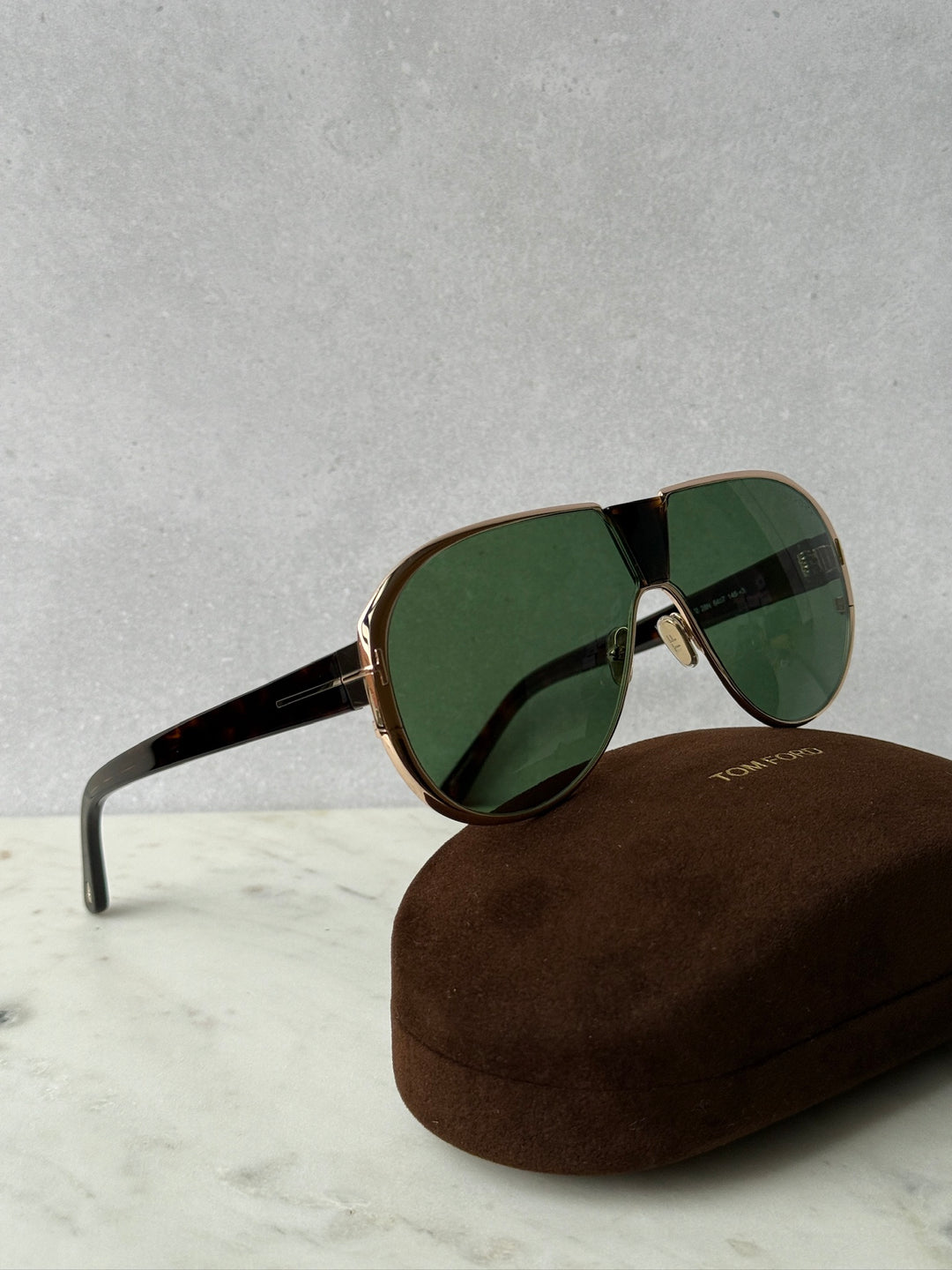 Gold aviator sunglasses with green lenses, metal bridge and black temple arms, Vincenzo