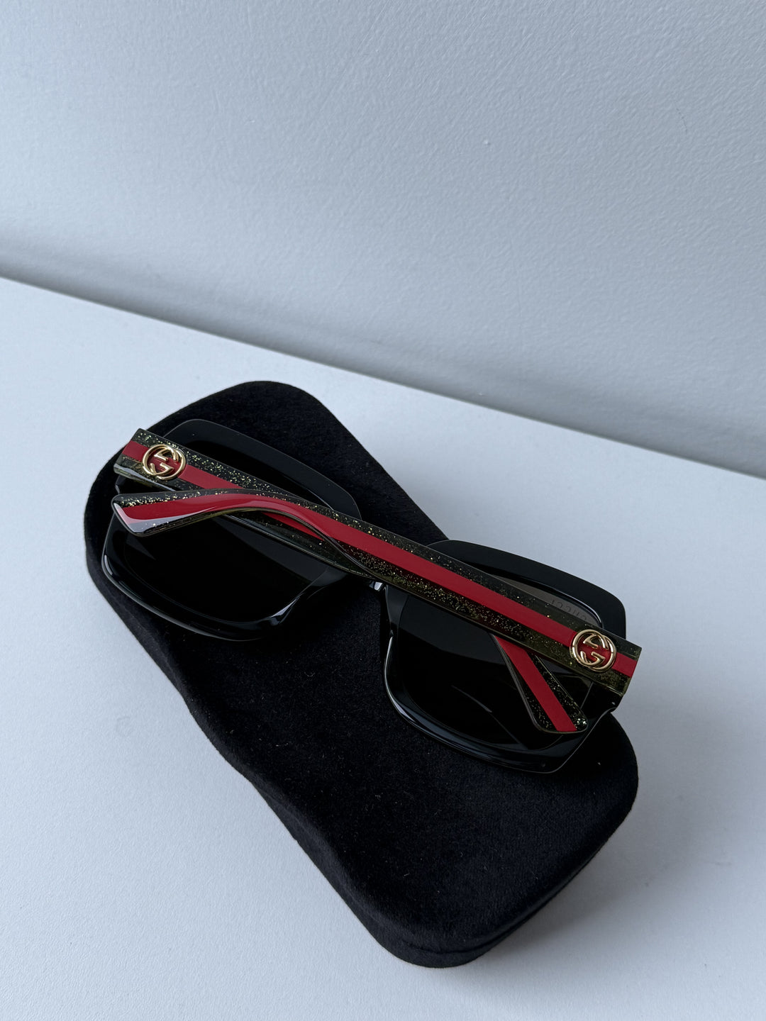 Gucci GG0036SN Gafas de sol cuadradas con patas a rayas y purpurina