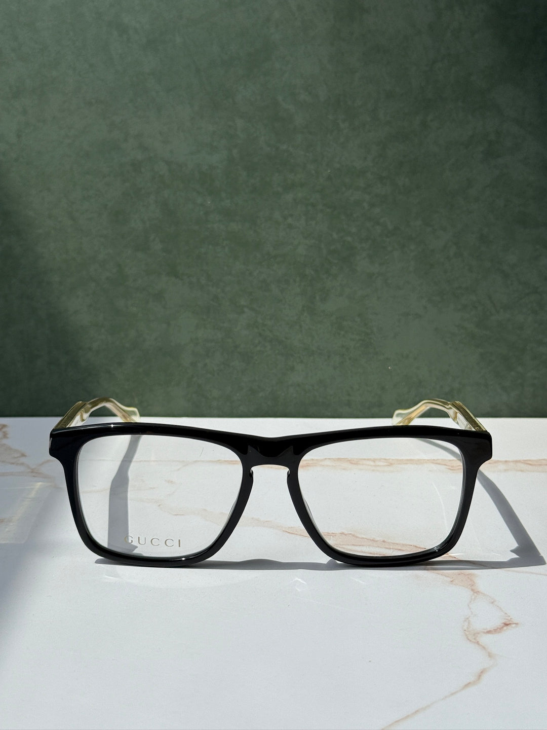 Monturas de anteojos rectangulares con forma de ojo de cerradura y patas transparentes Gucci GG0561O en negro