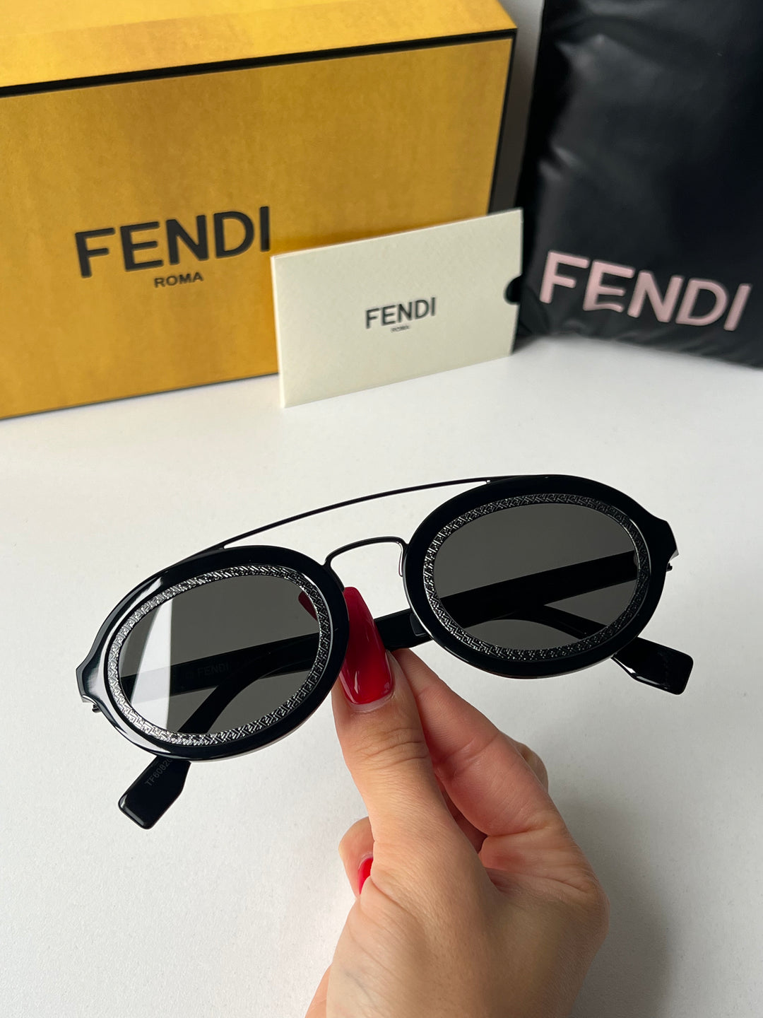 Fendi FE40040U Gafas de sol redondas negras con espejo 