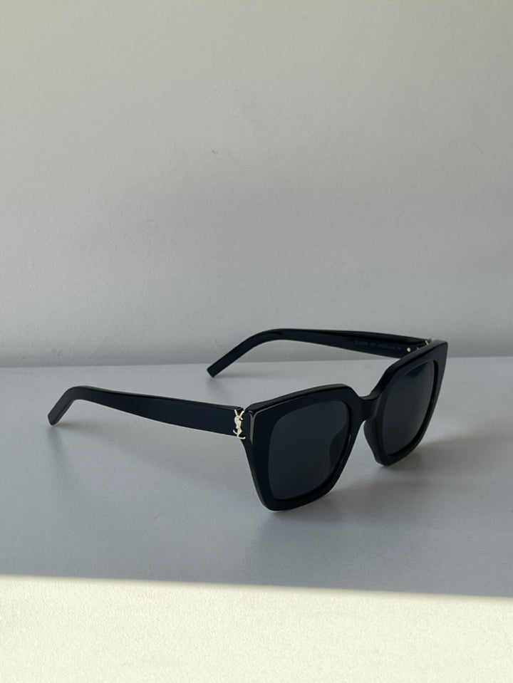 Saint Laurent SLM95/F Gafas de sol estilo ojo de gato con montura gruesa en oro negro