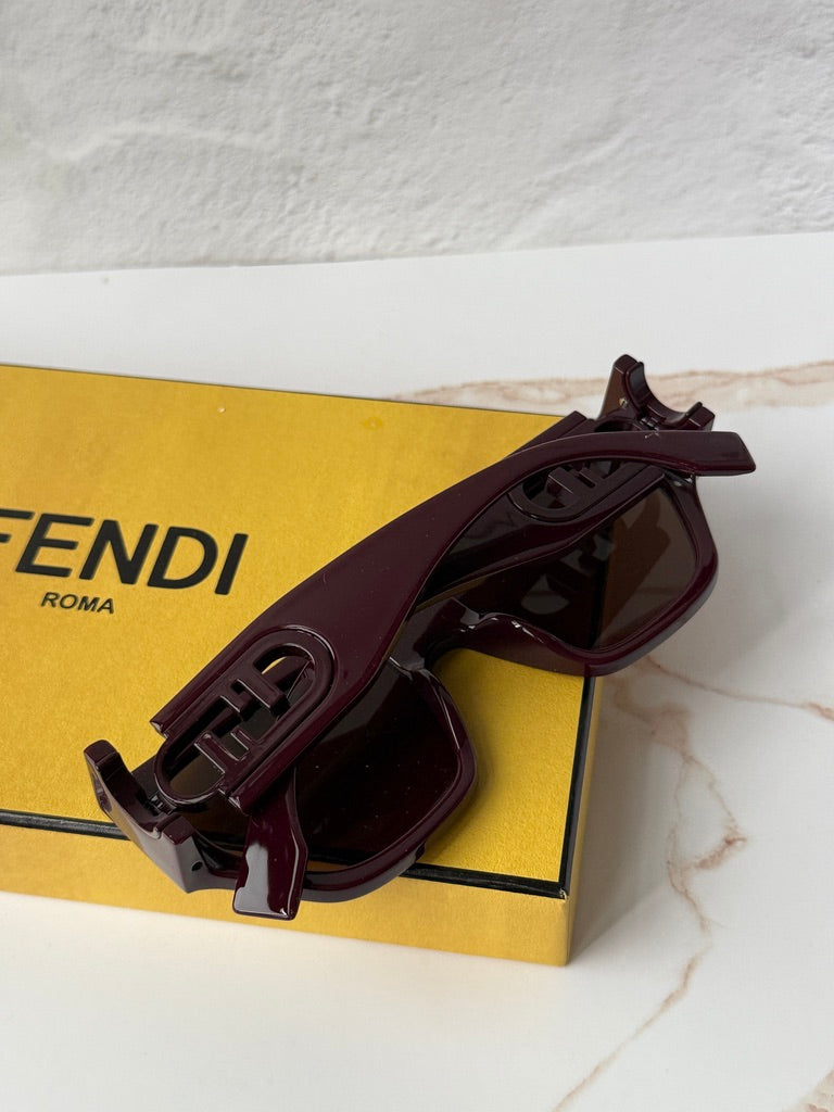 Fendi FE40040U Gafas de sol redondas negras con espejo 