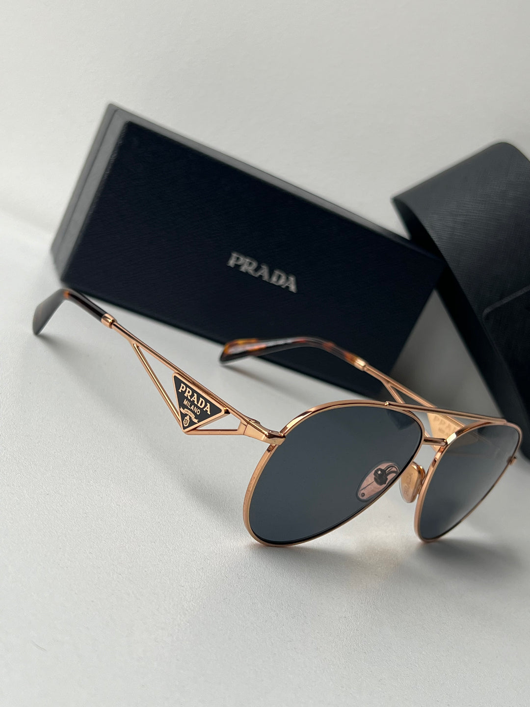 Gafas de sol Prada PR73ZS en oro rosa 