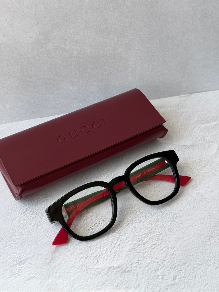 Monturas estilo ojo de gato Gucci GG1334O en negro 