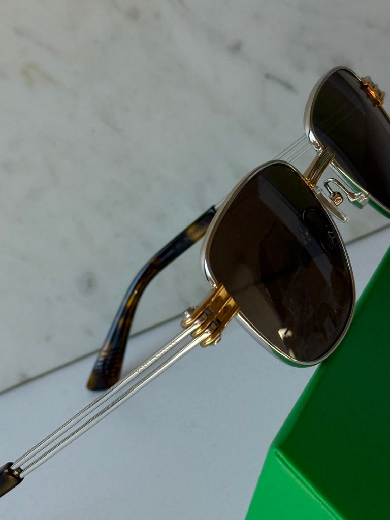 Bottega Veneta BV1012S Gafas de sol estilo aviador minimalistas con lentes rojas