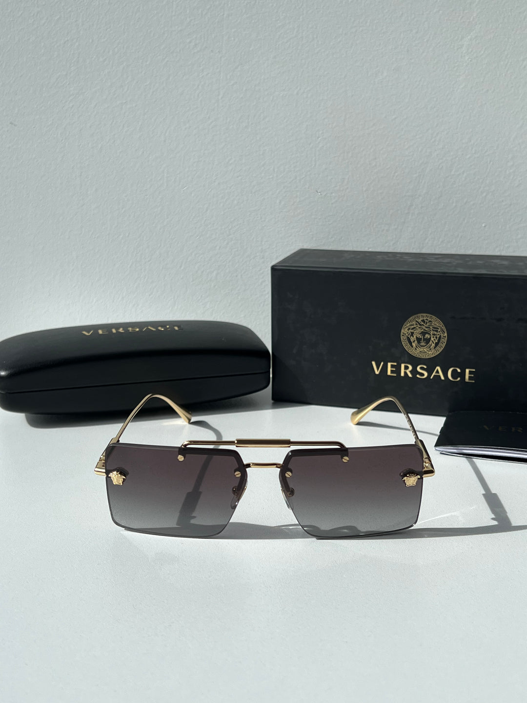 Versace VE2245 Gafas de sol Medusa cuadradas grises 