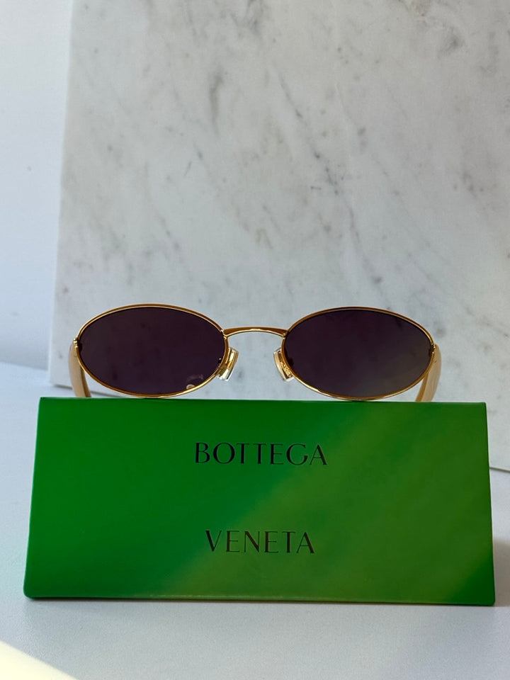 Bottega Veneta BV1012S Gafas de sol estilo aviador minimalistas con lentes rojas