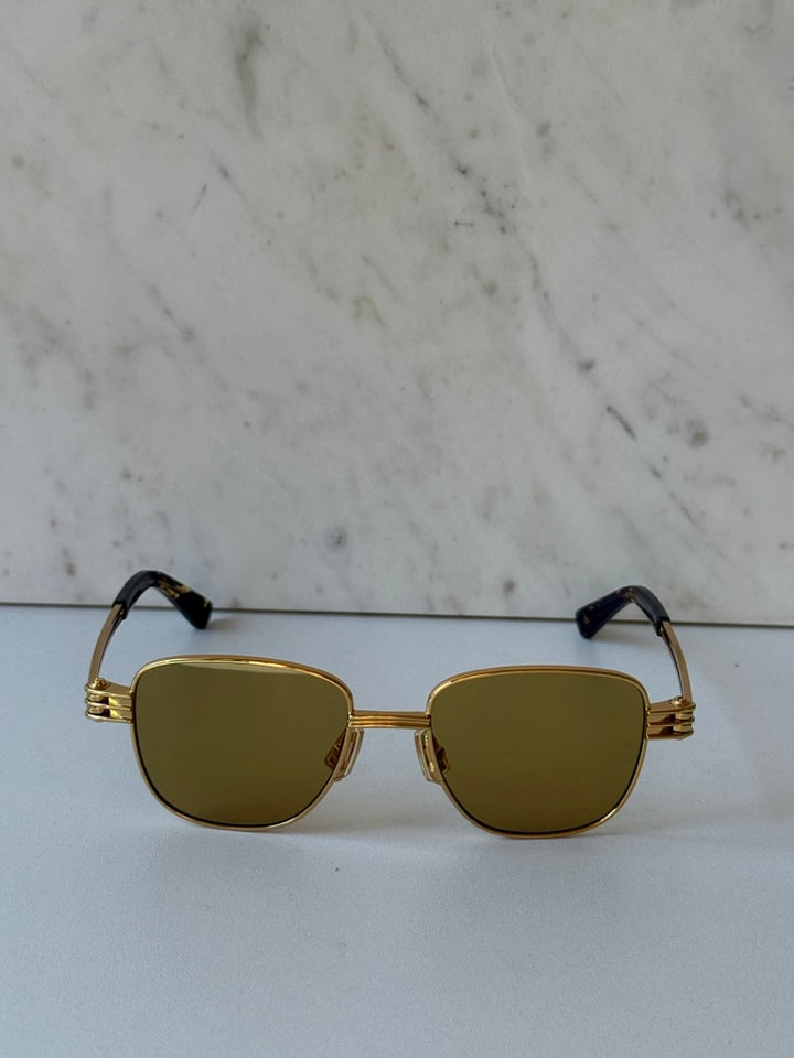 Bottega Veneta BV1012S Gafas de sol estilo aviador minimalistas con lentes rojas