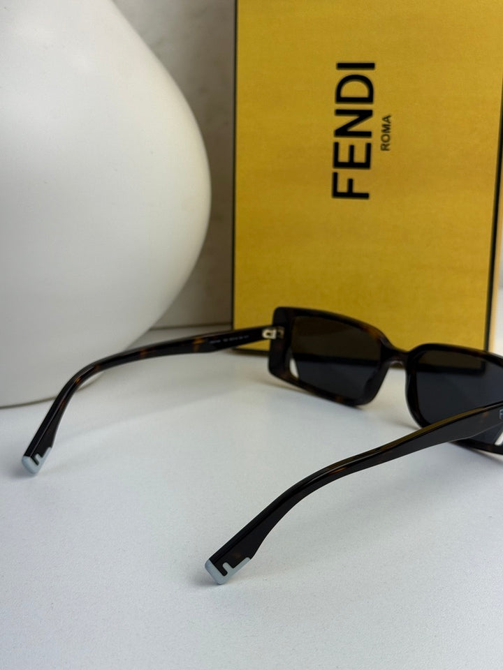 Fendi FE40040U Gafas de sol redondas negras con espejo 