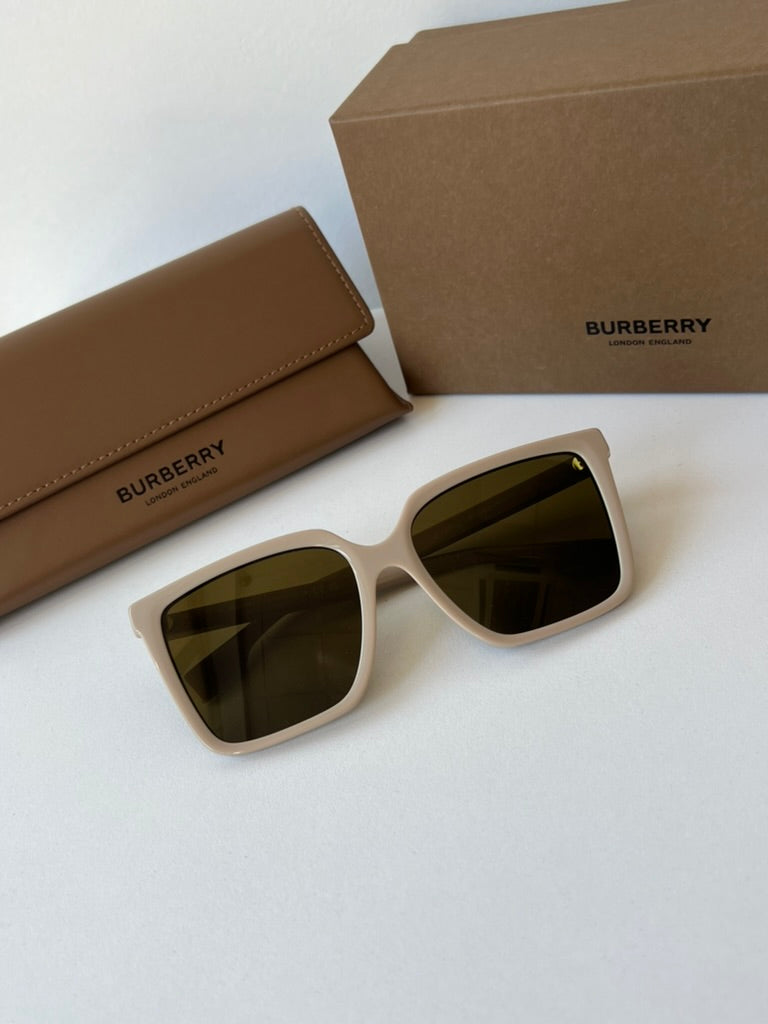 Gafas de sol Burberry BE4411D en negro