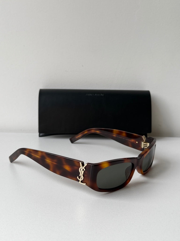 Saint Laurent SLM95/F Gafas de sol estilo ojo de gato con montura gruesa en oro negro