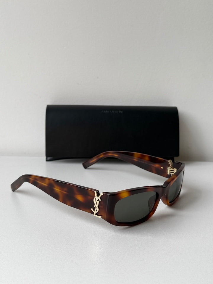 Saint Laurent SLM95/F Gafas de sol estilo ojo de gato con montura gruesa en oro negro