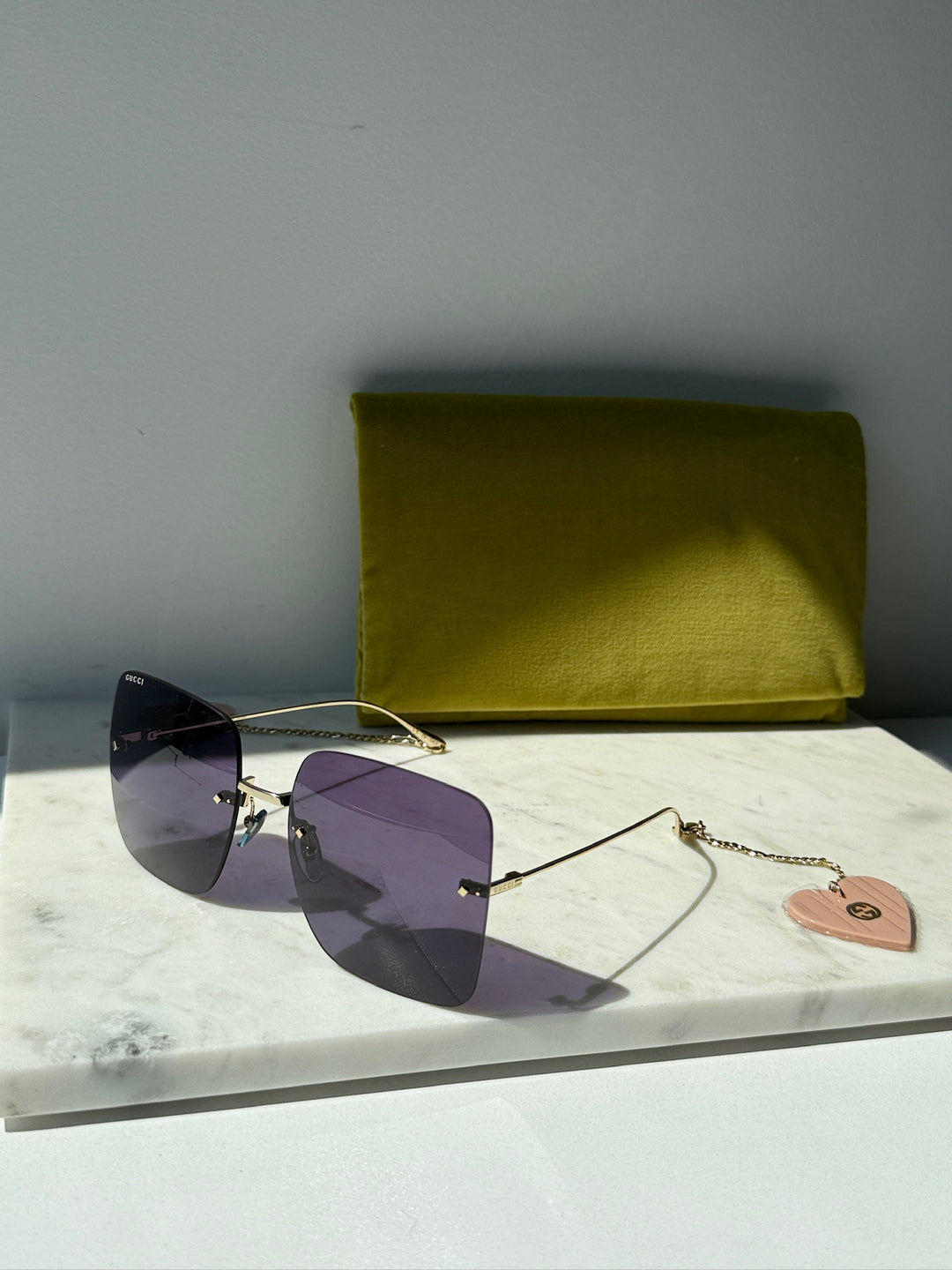 Gafas de sol cuadradas sin montura Gucci GG1147S con cadena verde 