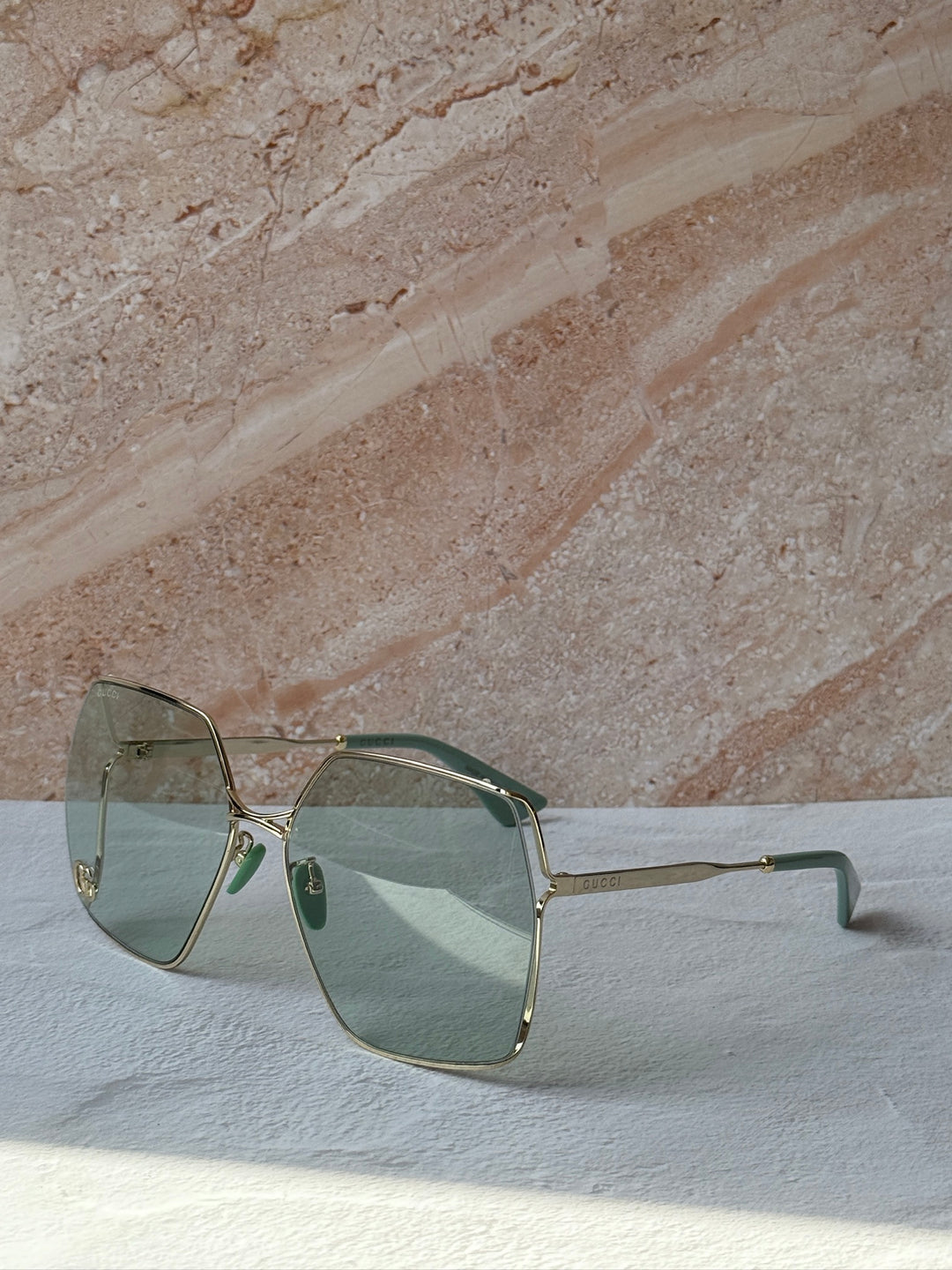 Gafas de sol cuadradas extragrandes de metal con lentes verdes Gucci GG0817S