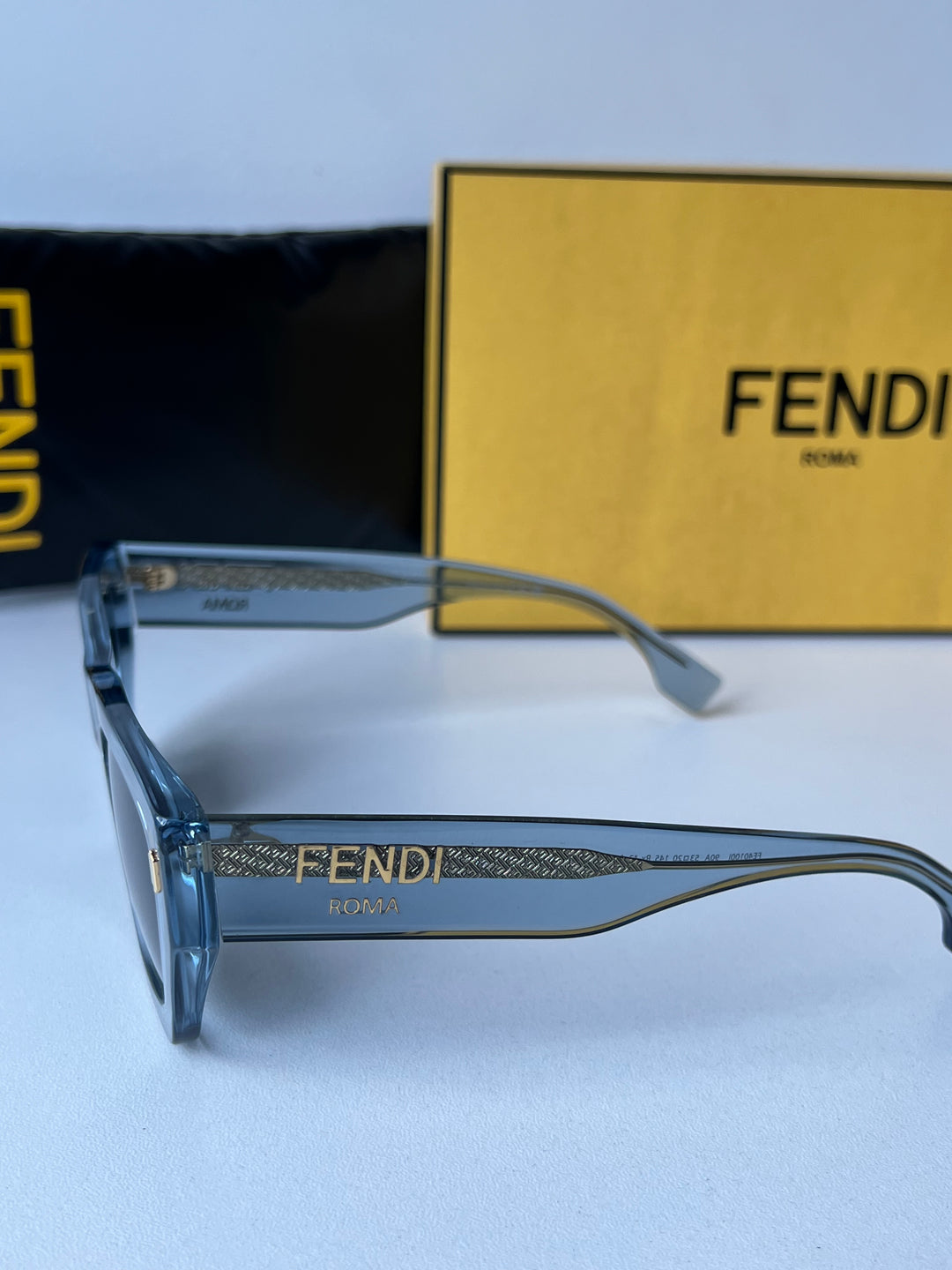 Fendi FE40040U Gafas de sol redondas negras con espejo 