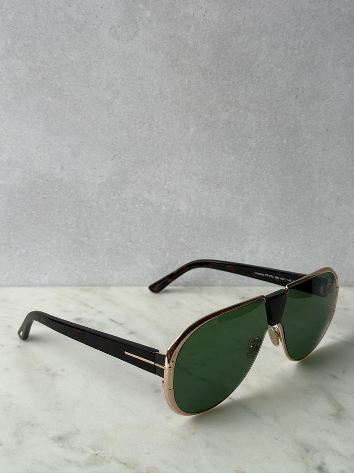 Gold aviator sunglasses with green lenses and black temple arms, Vincenzo FT1072
