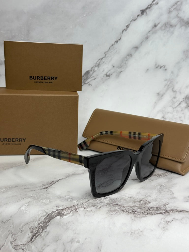 Burberry BE4335 Gafas de sol cuadradas negras con brazo a cuadros de arce