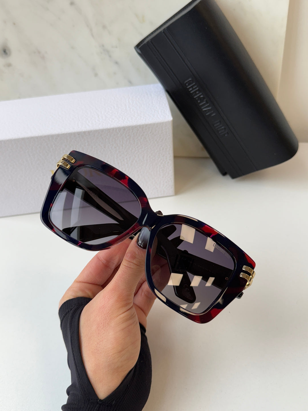 Oversized butterfly sunglasses, red havana and dark frame, gold details, black lenses