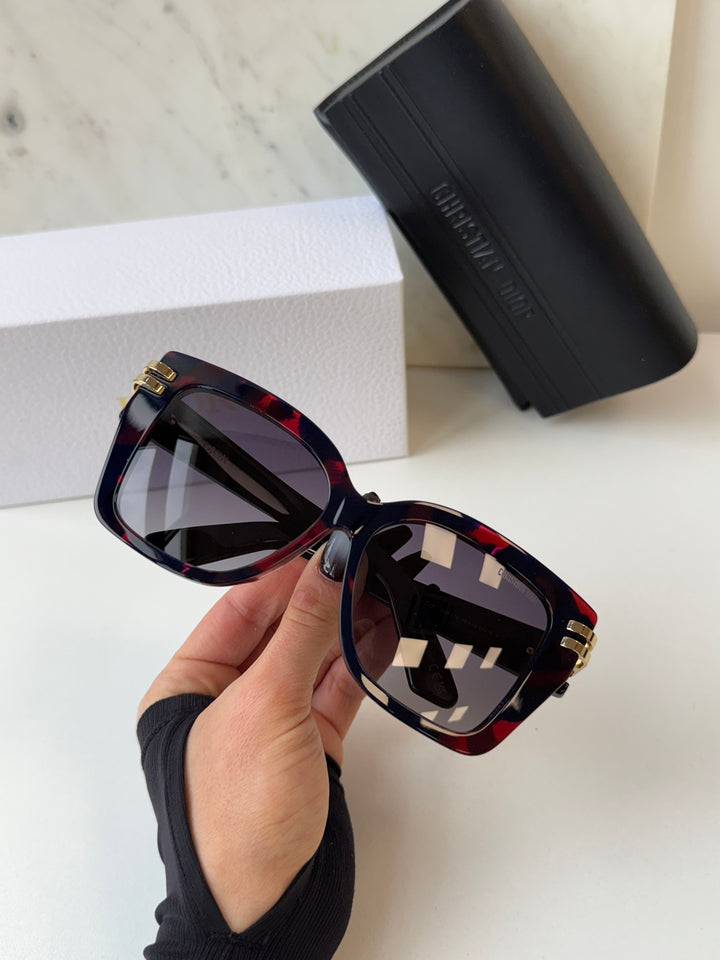 Oversized butterfly sunglasses, red havana and dark frame, gold details, black lenses