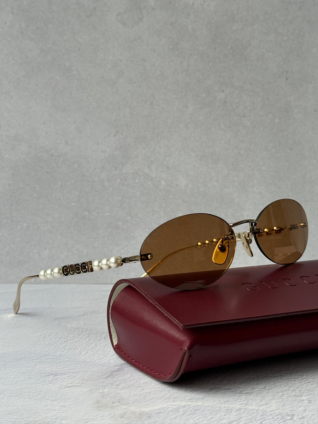 Gucci GG1257S Gafas de sol redondeadas con lentes marrones y rojos