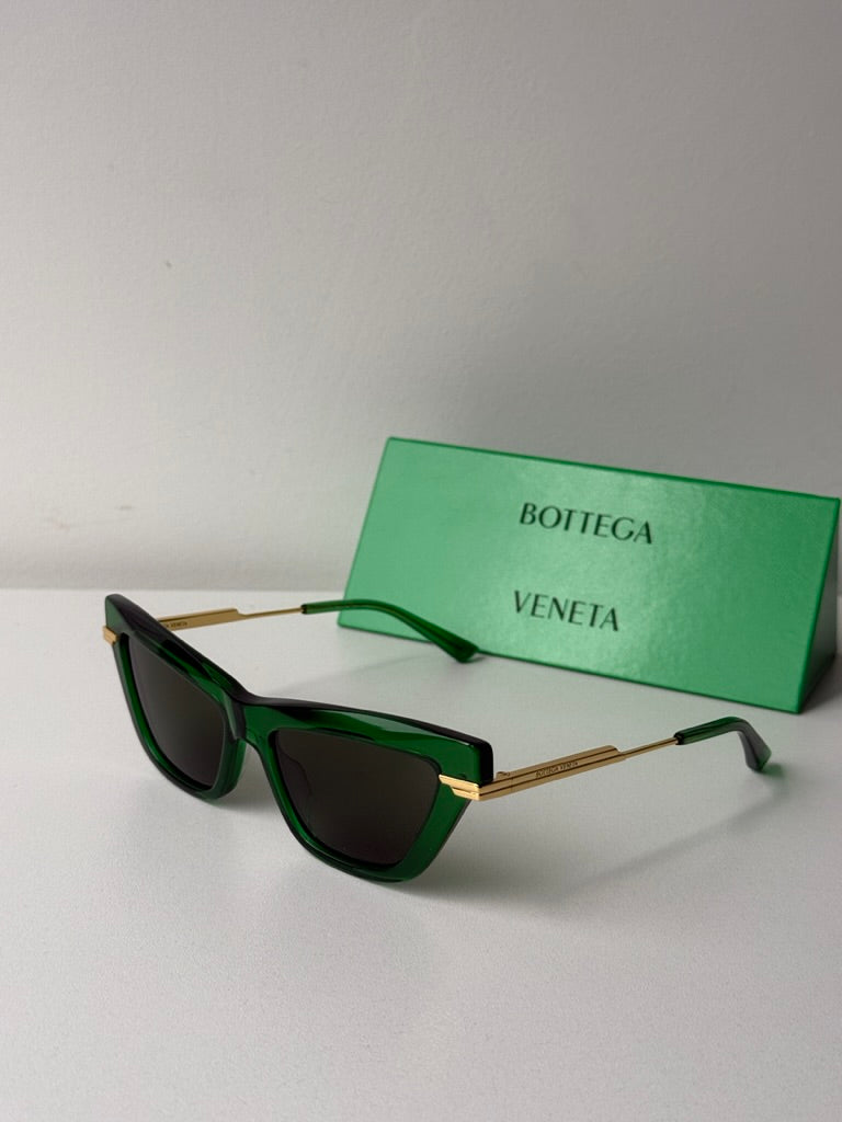 Bottega Veneta BV1012S Gafas de sol estilo aviador minimalistas con lentes rojas
