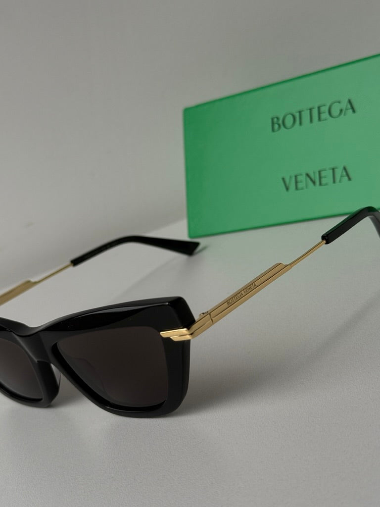 Bottega Veneta BV1012S Gafas de sol estilo aviador minimalistas con lentes rojas