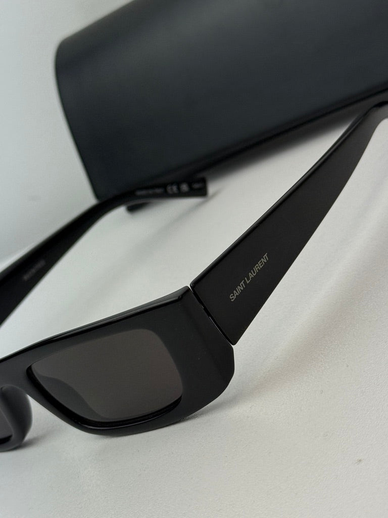 Saint Laurent SL553 Gafas de sol delgadas en negro