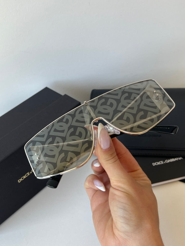 Dolce &amp; Gabbana DG2298B Gafas de sol con escudo negro cristalino 