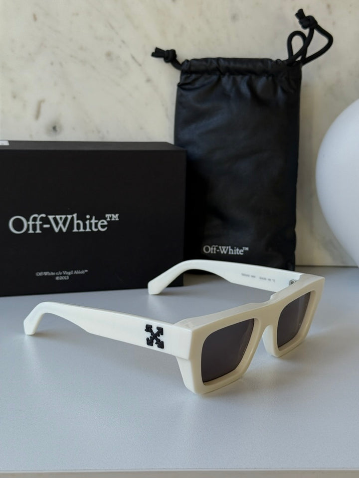 White square sunglasses with dark lenses and Off-White logo, with pouch and box