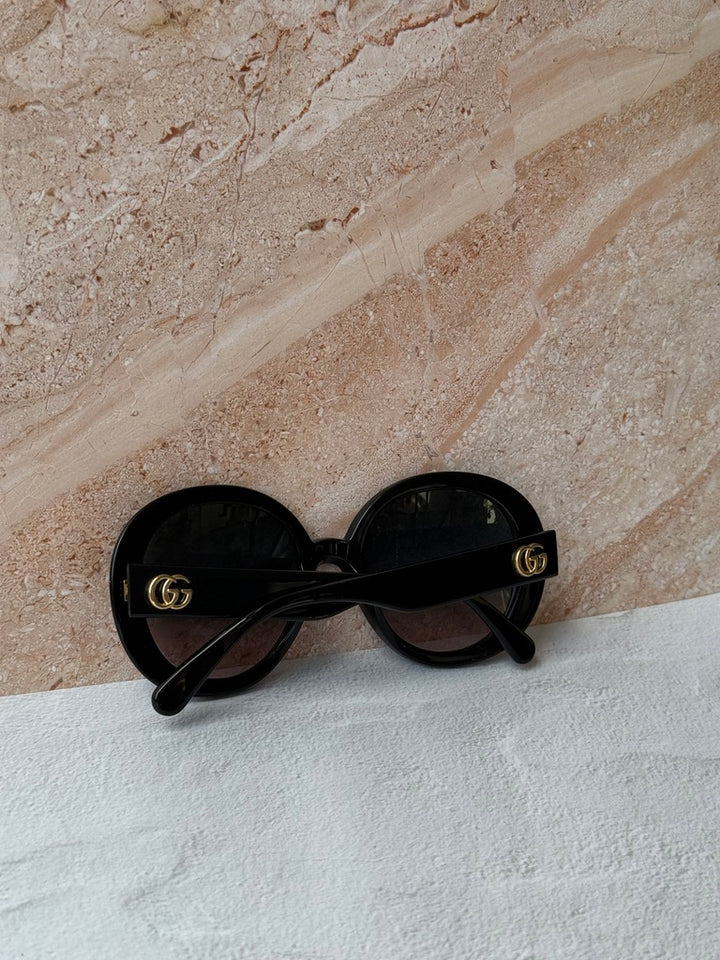 Gucci GG0712S Gafas de sol de pierna con logo redondo y lentes degradados negros extragrandes