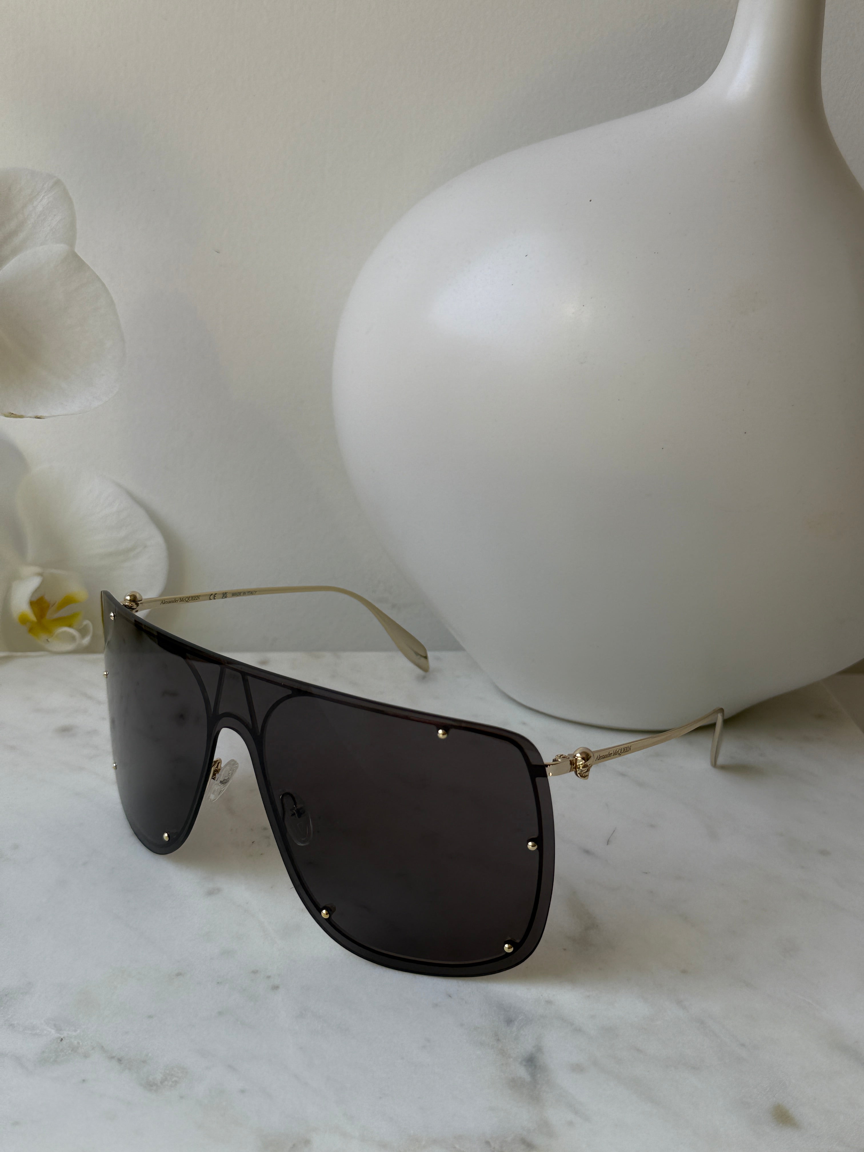 Alexander McQueen AM0313S Oversized Mask Sunglasses – Designer