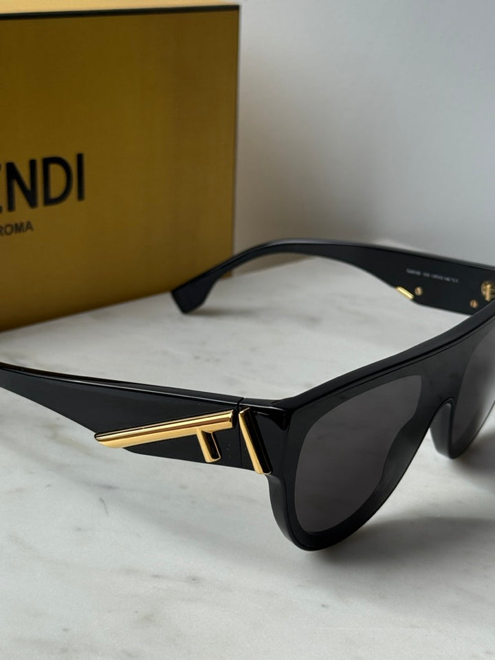 Fendi FE40040U Gafas de sol redondas negras con espejo 