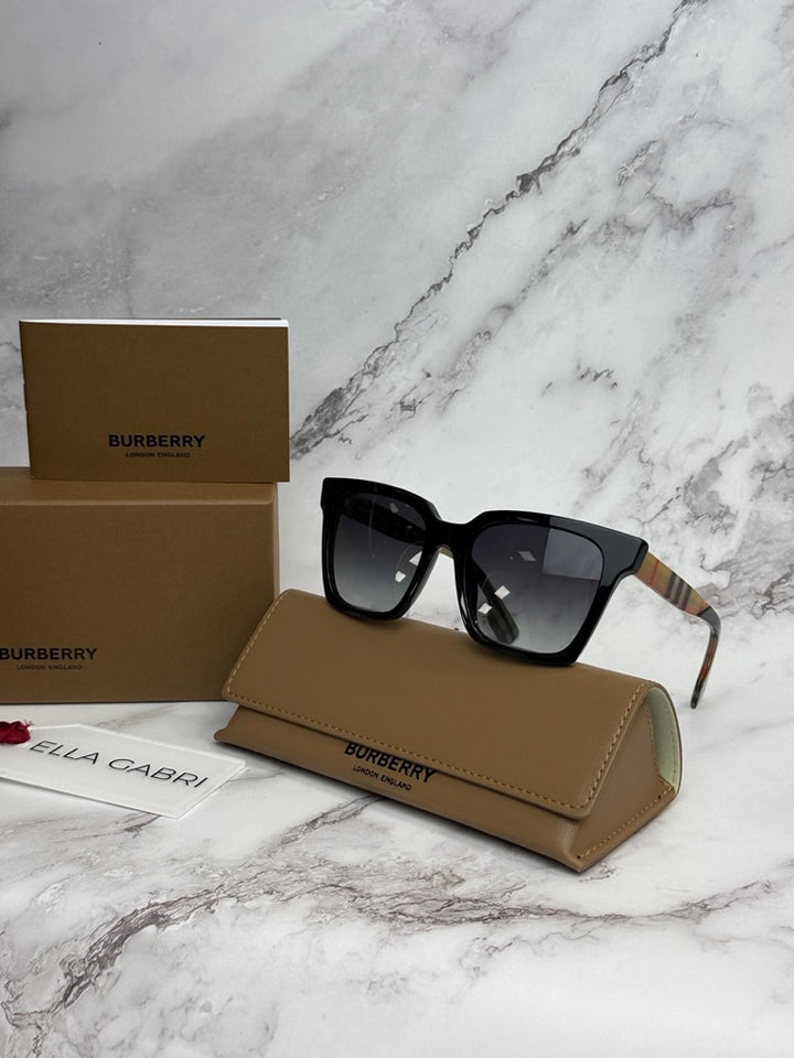 Burberry BE4335 Gafas de sol cuadradas negras con brazo a cuadros de arce