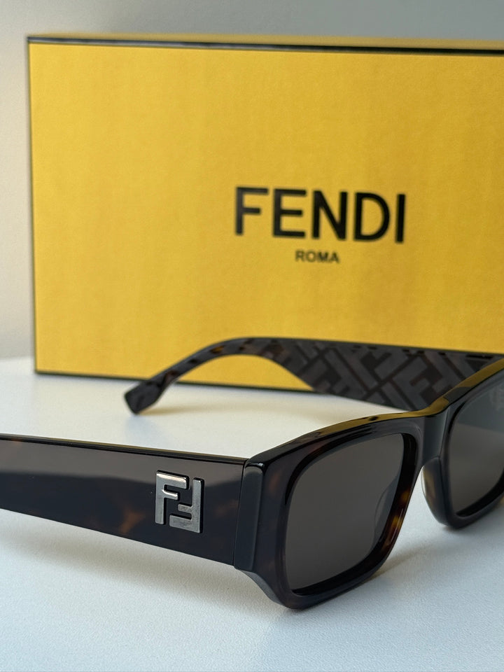Fendi FE40040U Gafas de sol redondas negras con espejo 