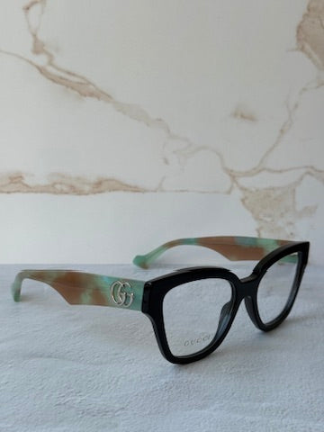 Monturas estilo ojo de gato Gucci GG1424O en negro 