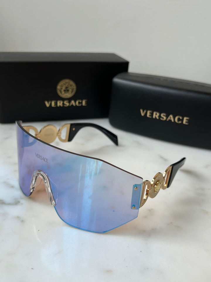 Versace Gafas de sol VE2258 Shield en espejo azul rosa