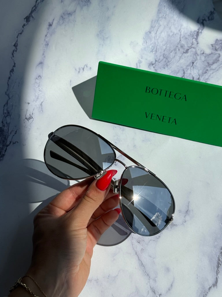 Bottega Veneta BV1012S Gafas de sol estilo aviador minimalistas con lentes rojas