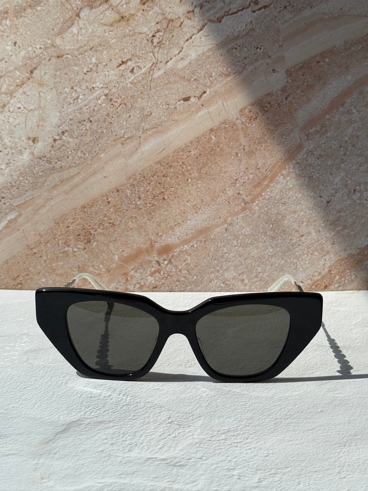 Gucci GG0641S Gafas de sol negras con forma de ojo de gato y cristales 
