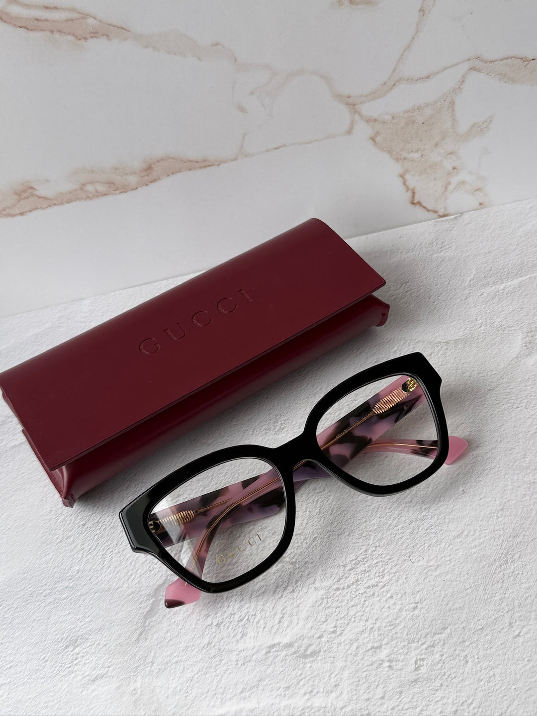 Monturas estilo ojo de gato Gucci GG1424O en negro 