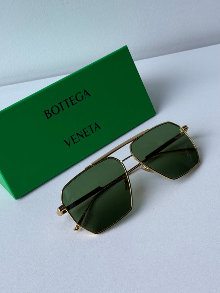 Bottega Veneta BV1012S Gafas de sol estilo aviador minimalistas con lentes dorados/verdes