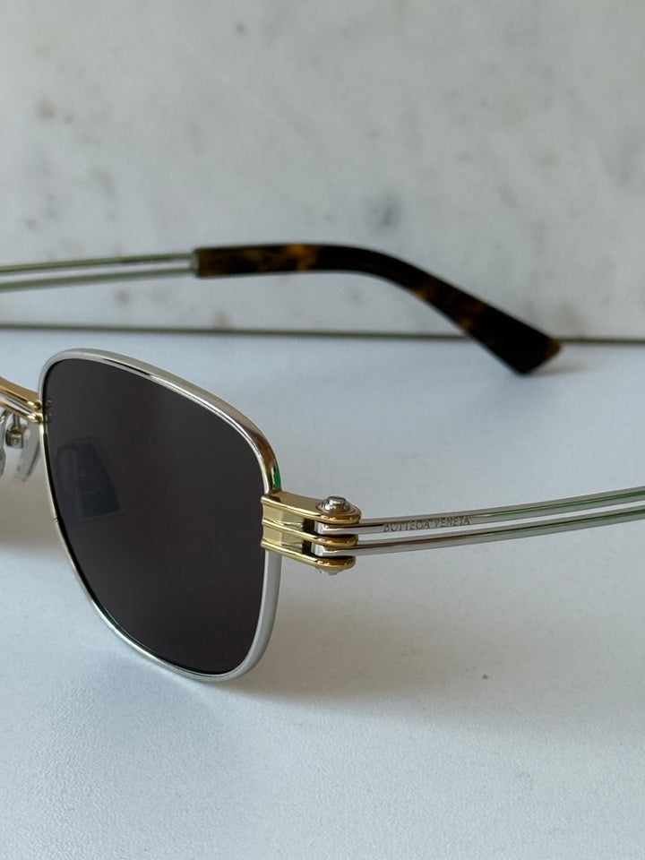 Bottega Veneta BV1012S Gafas de sol estilo aviador minimalistas con lentes rojas