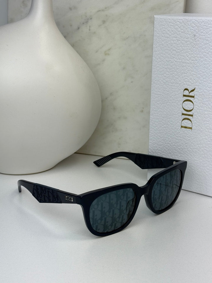 Navy Dior sunglasses with dark mirror lenses, classic frame shape and textured arms.